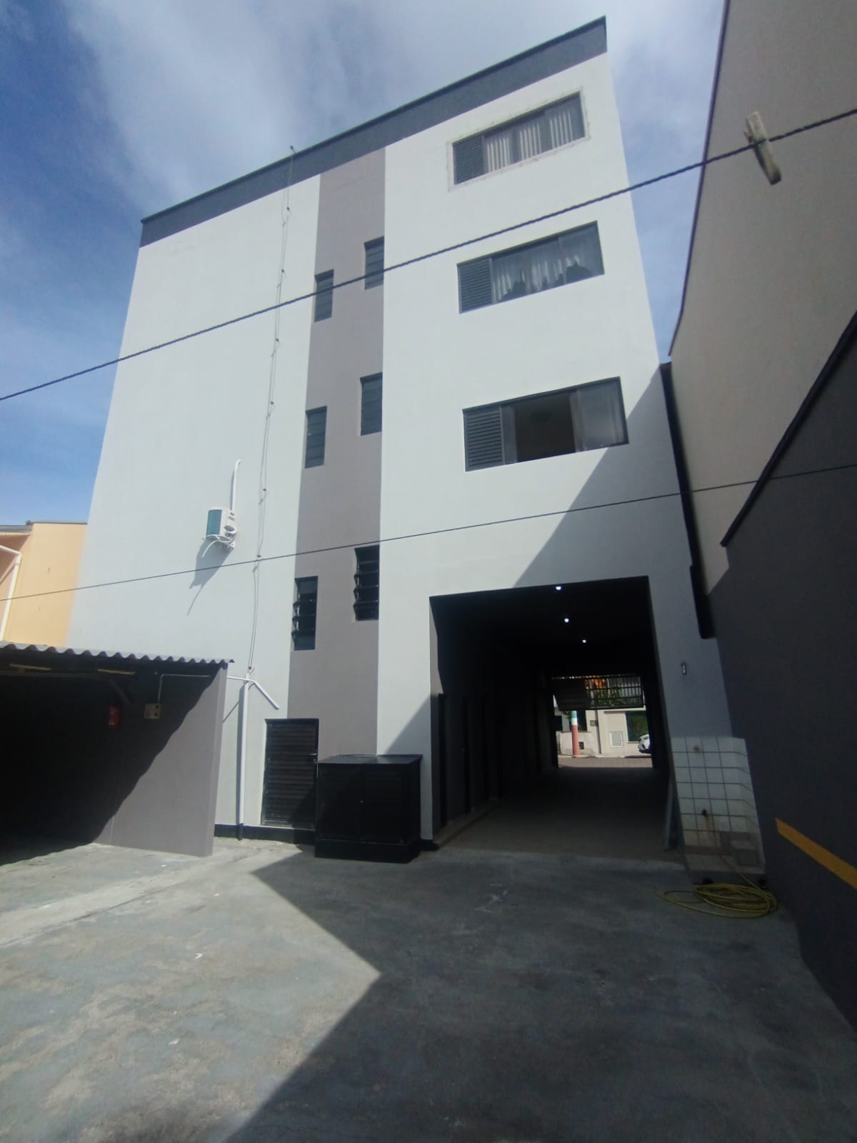 Fachada de prédio branca